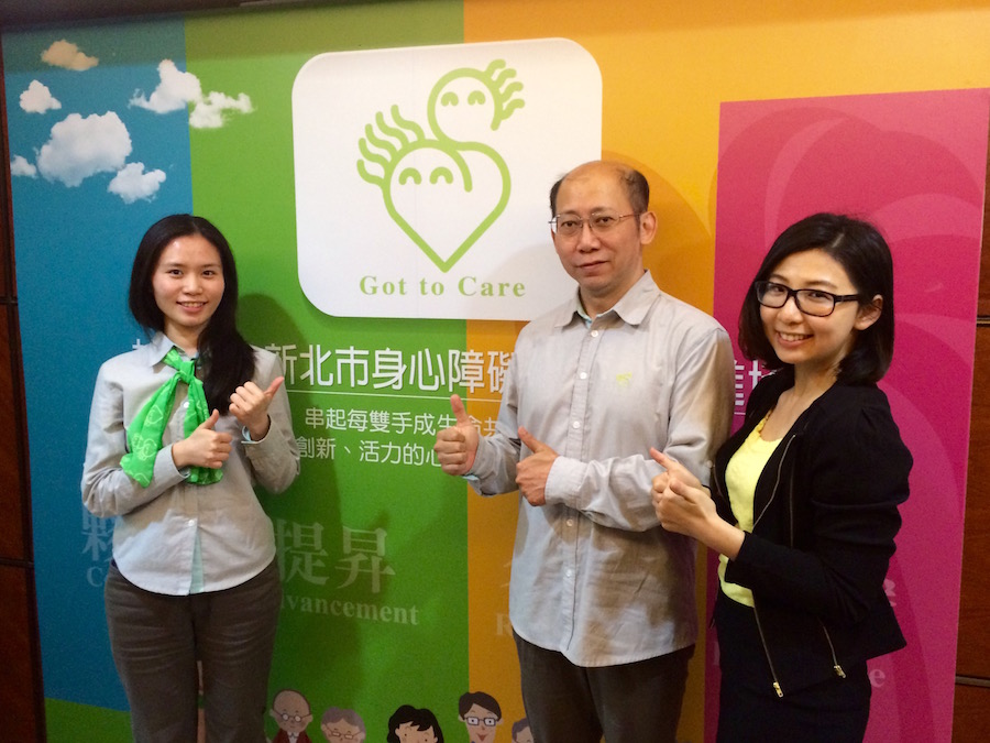 新北市身心障礙者福利促進協會行政專員黃思穎小姐(左)、副總幹事林俊榮(中)及叡揚資訊業務代表張芷瑜(右)。